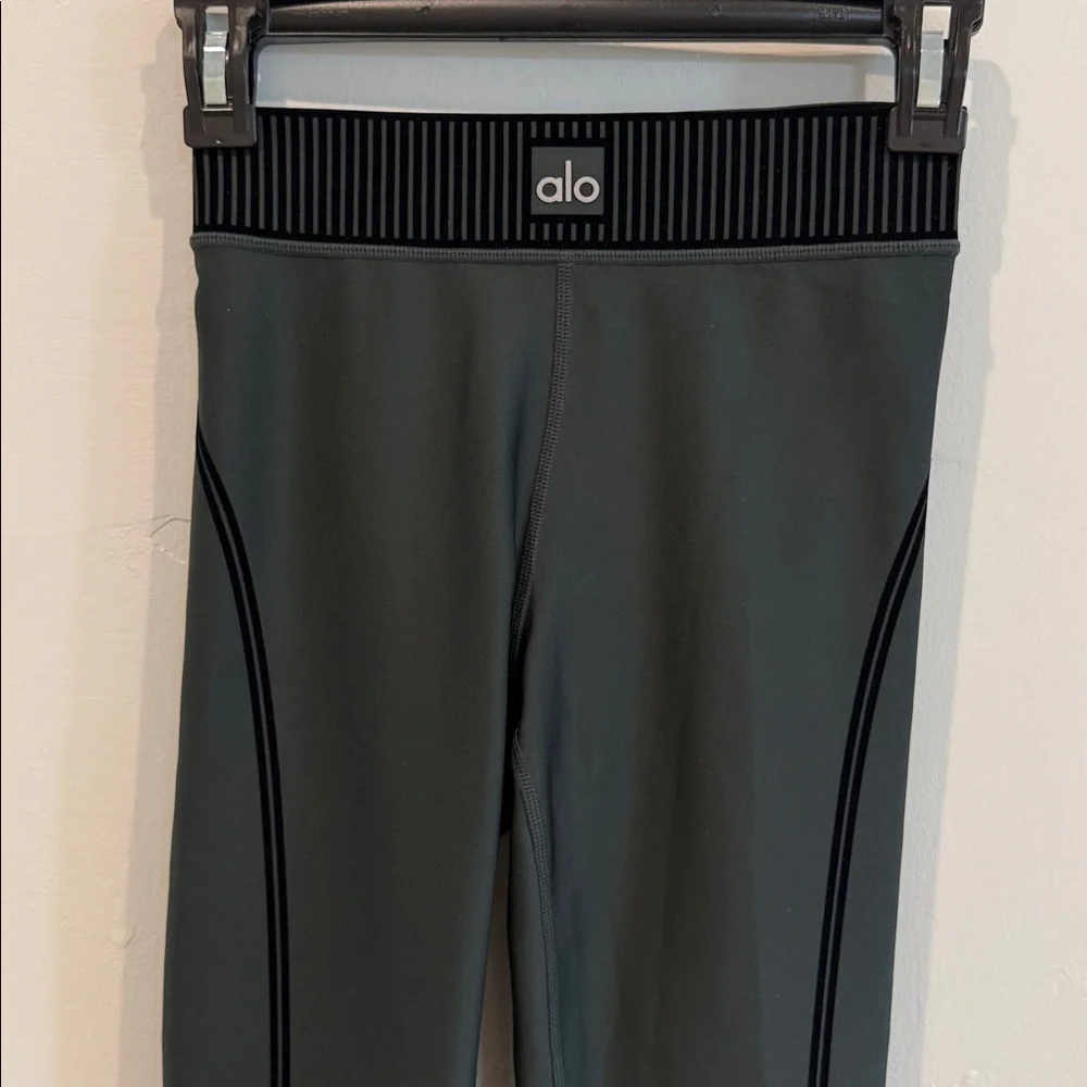 Alo Yoga Airlift High-Waist 7/8 Line Up Legging! - Picture 7 of 15